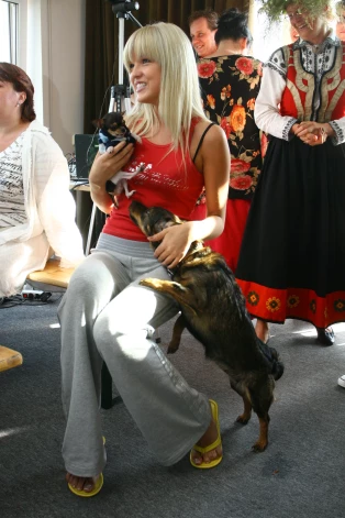 2007. gada vasarā "Mikrofona ieraksti' prezentē latviešu tautas dziesmu karaoki – Ellai klēpī Čikita, uz kājām pacēlies Mārtiņa Freimaņa suņuks Pepe.