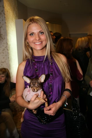 2009. gads – skaistumkaraliene un modele Diāna Kubasova ar savu čivavu arī bija bieža viešņa dažādos saviesīgos sarīkojumos. Savulaik Diāna pat nodarbojās ar suņu modes preču tirdzniecību.