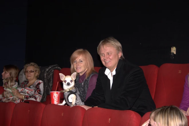 2008. gads. Uz filmas "Beverlihilsas čivava" pirmizrādi uzņēmēja Mārīte Kola ar vīru uzņēmēju Jāni Kolu ieradušies ar čivavu Ferdinandu Lielisko.