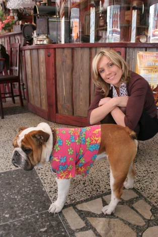 2005. gada pavasaris – TV personība Kristīne Garklāva ar angļu buldogu Brālīti, kas ne vienu vien reizi pavadīja savu saimnieci uz darbu televīzijā. Kad vēl Kristīne lasīja ziņas LNT, Brālītis pacietīgi sēdēja pie saimnieces kājām un uzlika galvu uz viņas ceļgala.