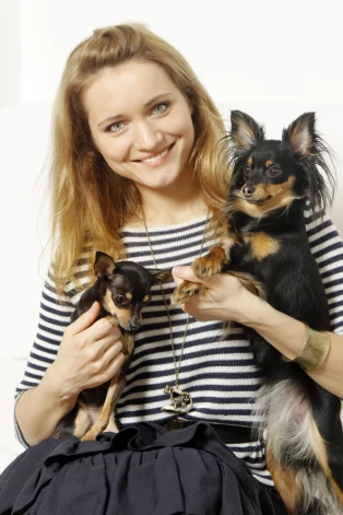 2013. gada pavasarī dziedātāja Jolanta Strikaite-Lapiņa ar savām toiterjera šķirnes suņu meitenēm Karlu un Sofiju.