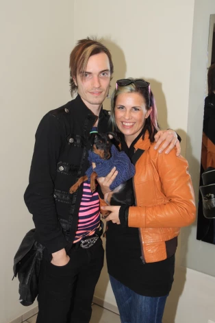 2010. gadā tolaik vēl vokālās grupas "Cosmos" ritma uzturētājs Reinis Sējāns ar savu nākamo sievu dziedātāju Maiju Sējāni bija kļuvuši par miniatūrā pinčera saimniekiem.