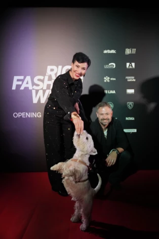 TV un radio personība Ieva Adamss jau vairākus gadus burziņus apmeklē ar savu četrkājaino mīluli – Vesthailendas balto terjeru Misteru Bendžaminu Busuli. Pirms pāris nedēļām Rīgas modes nedēļas atklāšanā Ieva Adamss ar suņuku Bendžaminu un draugu Vladimiru.