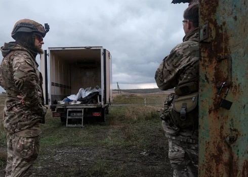 Ukrainas grupa identificē Donbasa frontes līnijā kritušo krievu karavīru mirstīgās atliekas.