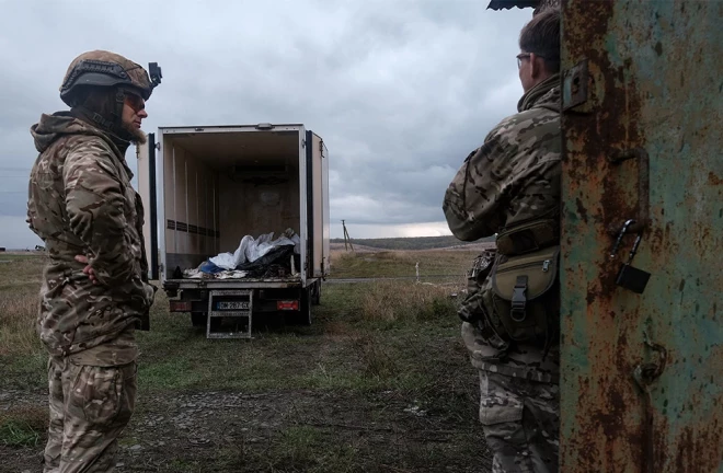 Ukrainas grupa identificē Donbasa frontes līnijā kritušo krievu karavīru mirstīgās atliekas.