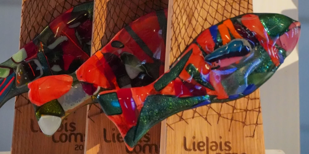 Zivsaimniecības izcilnieki saņem balvas.