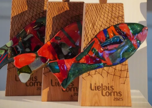 Zivsaimniecības izcilnieki saņem balvas.