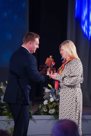 Biedrību “Usmas krasts” sveic Latvijas Lauku konsultāciju un izglītības centra valdes priekšsēdētājs Mārtiņš Cimermanis.