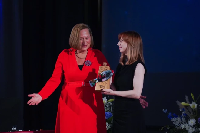 Latvijas Biozinātņu un tehnoloģiju universitātes rektore Irina Arhipova pasniedz inovāciju balvu SIA “Karavela”.