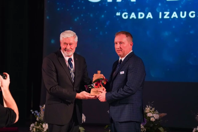 Zemkopības ministrijas Zivsaimniecības departamenta direktors Normunds Riekstiņš par gada izaugsmi zivsaimniecībā sveic SIA “Banga LTD”.