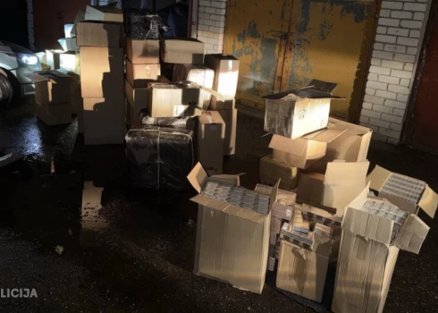 Diviem vīriešiem aicina celt apsūdzības par nelikumīgu 11 tonnu spirta glabāšanu Salaspilī. 