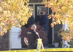 ASV pie mājas durvīm nošauta četru bērnu mamma. Viņa strādāja par apkopēju, taču sajauca adresi