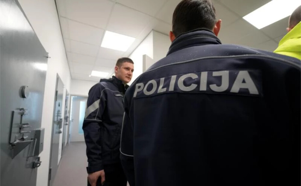 Mēģina iebiedēt? Ebreju biedrības pārstāvis pie sava auto atrod aizdomīgu priekšmetu – policija sāk pārbaudi
