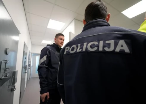 Policija sākusi resorisko pārbaudi par aizdomīga priekšmeta piestiprināšanu pie ebreju biedrības "Jewnited.lv" pārstāvja automašīnas.