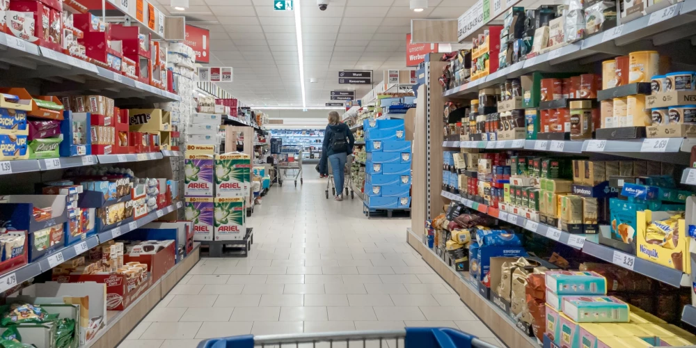 Kādā lielveikalā bērnam uz galvas uzkrituši iepirkuma grozi.