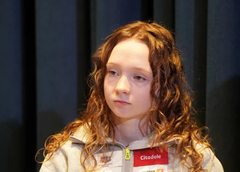 Kamaniņu braucēja Kitija Bogdanova piedalās preses konferencē, kurā informē par kamaniņu sporta jauno sezonu.