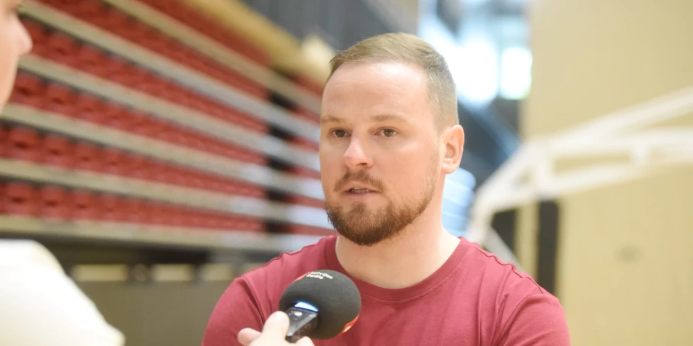 Latvijas sieviešu izlases galvenais treneris Matīss Rožlapa.