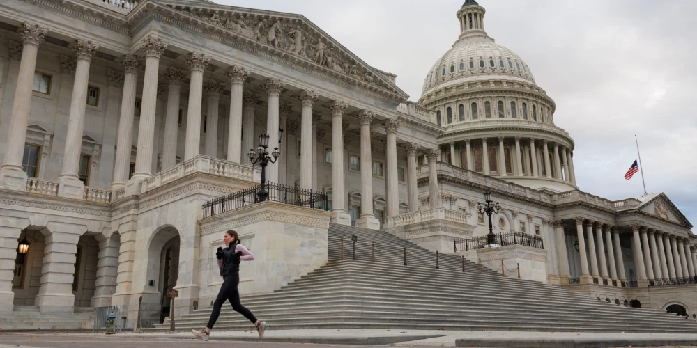 ASV Senāts pieņem likumprojektu valdības darba atsākšanai. 