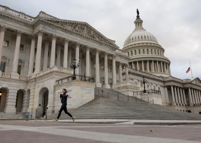 ASV Senāts pieņem likumprojektu valdības darba atsākšanai