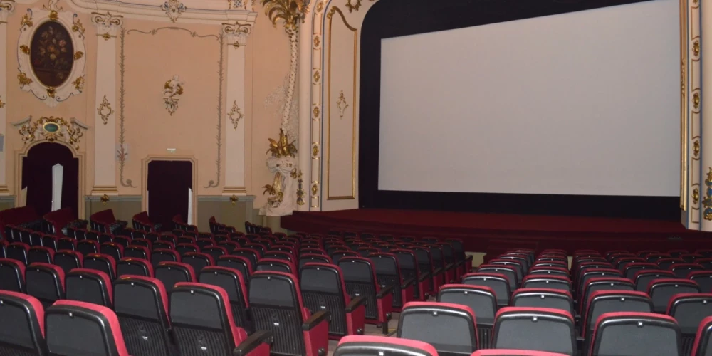 "Rīgas nami" pārdod 210 kinoteātra krēslus. 