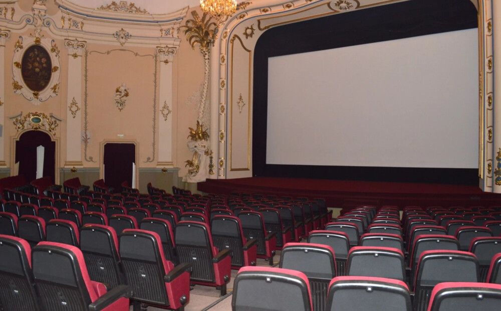 "Rīgas nami" pārdod 210 kinoteātra krēslus