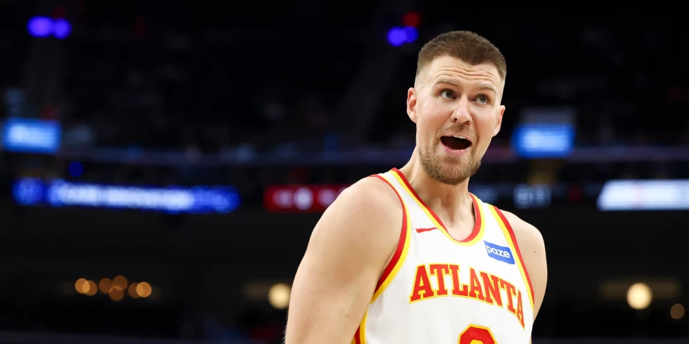 Kristaps Porziņģis palīdz Atlantai svinēt otro uzvaru pēc kārtas. 