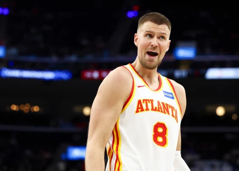 Kristaps Porziņģis palīdz Atlantai svinēt otro uzvaru pēc kārtas.