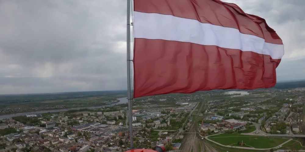 Valsts augstākajos karoga mastos tiek pacelti karogi. 