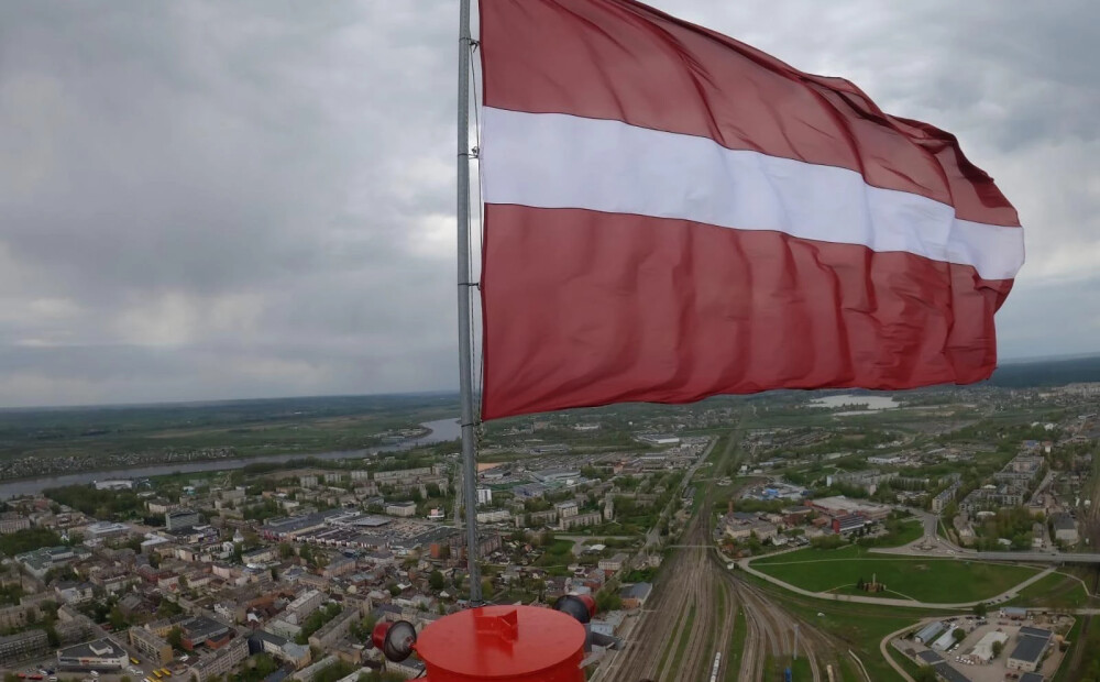 Valsts augstākajos karoga mastos tiek pacelti karogi