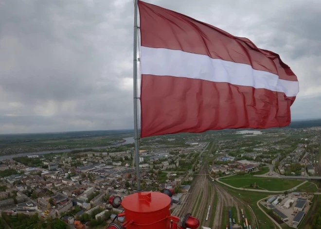 Valsts augstākajos karoga mastos tiek pacelti karogi