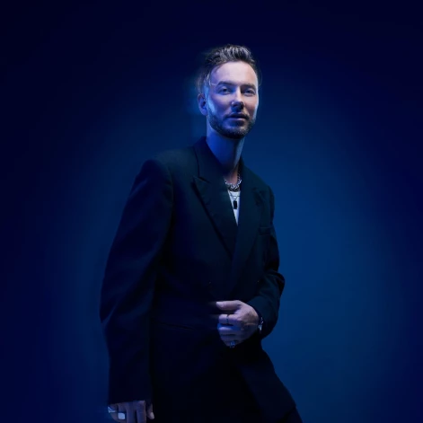 Dziesmā Reiks atklāj personīgu skatījumu uz patriotismu - nevis kā pienākumu, bet kā sajūtu, kas dzīvo ikvienā no mums.