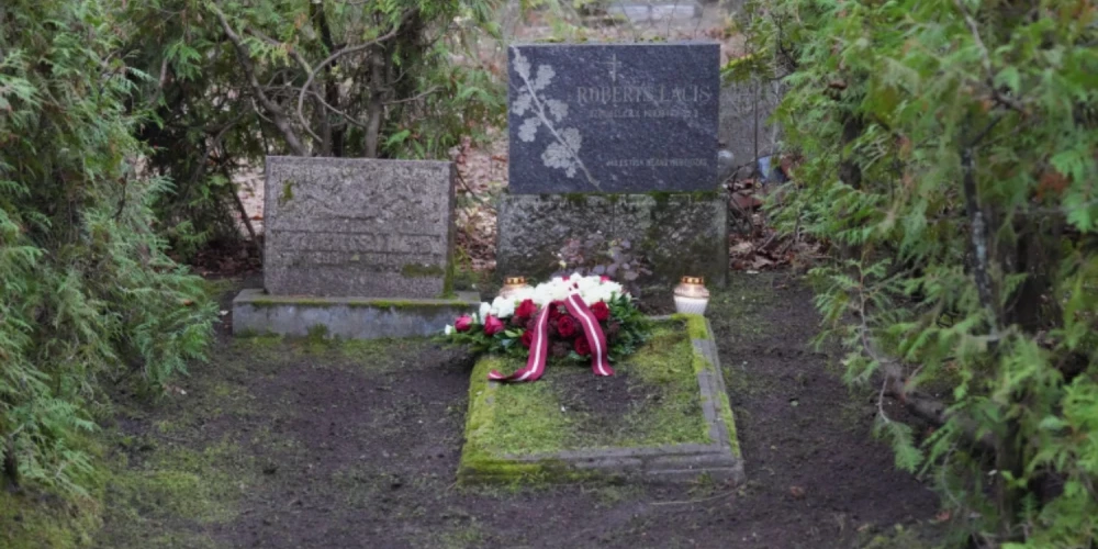 Valsts prezidents Edgars Rinkēvičs Jaundubultu kapos godina 2. Vidzemes divīzijas mīnmetēju rotas leitnanta un Lāčplēša Kara ordeņa kavaliera Roberta Lāča (1891 – 1946) piemiņu.