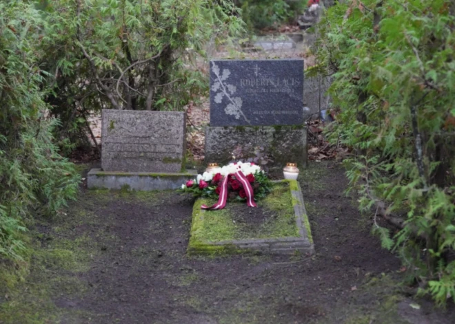 Valsts prezidents Edgars Rinkēvičs Jaundubultu kapos godina 2. Vidzemes divīzijas mīnmetēju rotas leitnanta un Lāčplēša Kara ordeņa kavaliera Roberta Lāča (1891 – 1946) piemiņu.