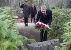 FOTO: Valsts prezidents Edgars Rinkēvičs godina Lāčplēša Kara ordeņa kavaliera Roberta Lāča piemiņu