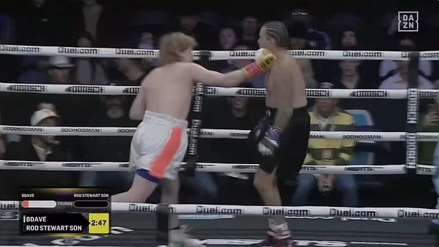 Rokas lejā, aizsardzības nekādas, pretinieks triec pa žokli, cīņa galā.