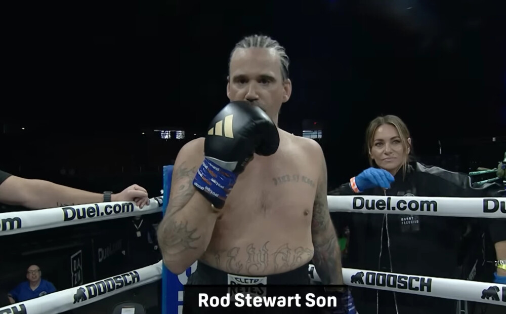 Leģendārā mūziķa Roda Stjuarta dēls 45 gadu vecumā debitē boksā un jau pēc 13 sekundēm nokautā krīt uz dēļiem