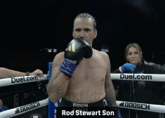 Leģendārā mūziķa Roda Stjuarta dēls 45 gadu vecumā debitē boksā un jau pēc 13 sekundēm nokautā krīt uz dēļiem
