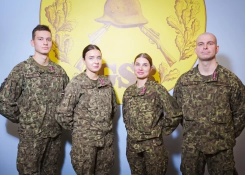 Солдат Государственной службы обороны Давис Даниэлс Смилтиньш, солдат Государственной службы обороны Элиза Марта Тутина, солдат Государственной службы обороны Иева Индриксоне и сержант Паулс Гринбергс.