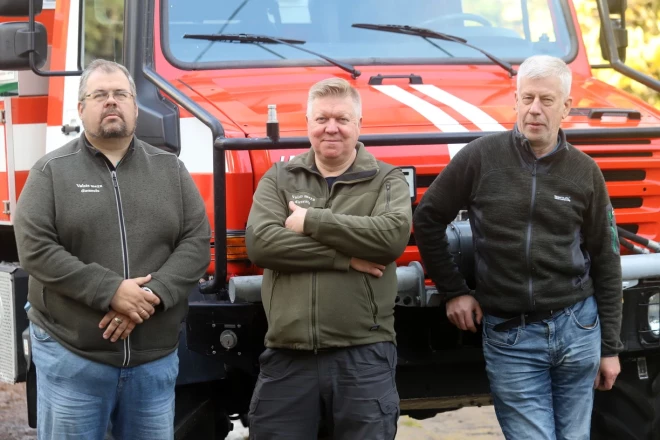 VMD Meža ugunsapsardzības daļas speciālisti ar vadītāju Agri Šūmani centrā.