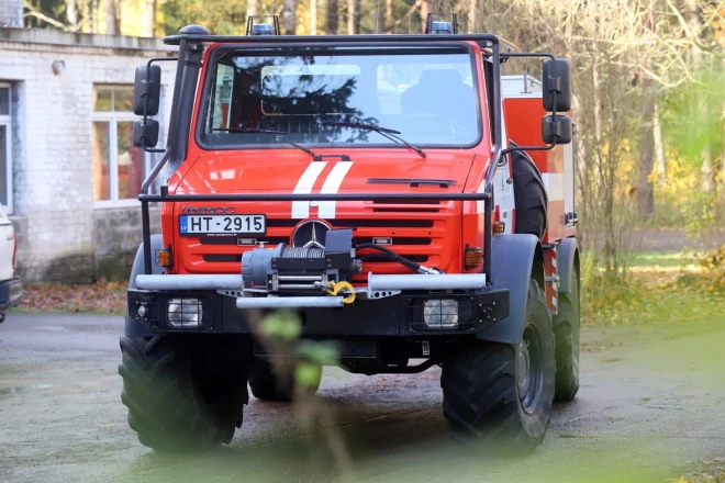 Mākslīgais intelekts palīdz, taču reālu ugunsgrēku ar to vēl nenodzēst, norāda VMD pārstāvis Šūmanis. Attēlā - viens no specializētajiem spēkratiem Inčukalna postenī, kurš tiek izmantots gadījumos, kad mežā identificētā ugunsnelaime pieprasa nekavējošu rīcību.