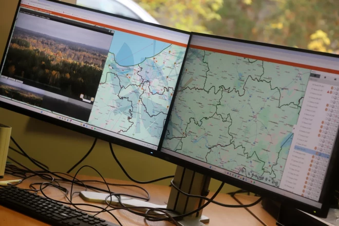 Cilvēks AUANS sistēmu un mākslīgā intelekta apstrādāto informāciju analizē un pieņem attiecīgus lēmumus no šādi aprīkota posteņa.