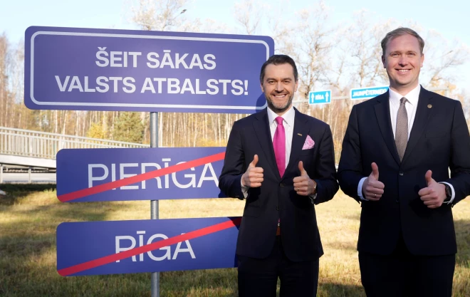 “Altum” valdes priekšsēdētājs Reinis Bērziņš (no kreisās) un ekonomikas ministrs Viktors Valainis piedalās pasākumā, kurā atklāj mājokļu aizdevumu programmu reģionos.