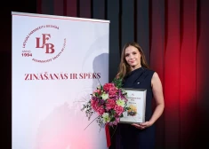 BENU Aptiekas farmaceite Alise Galeja saņem apbalvojumu Gada Farmaceits 2025