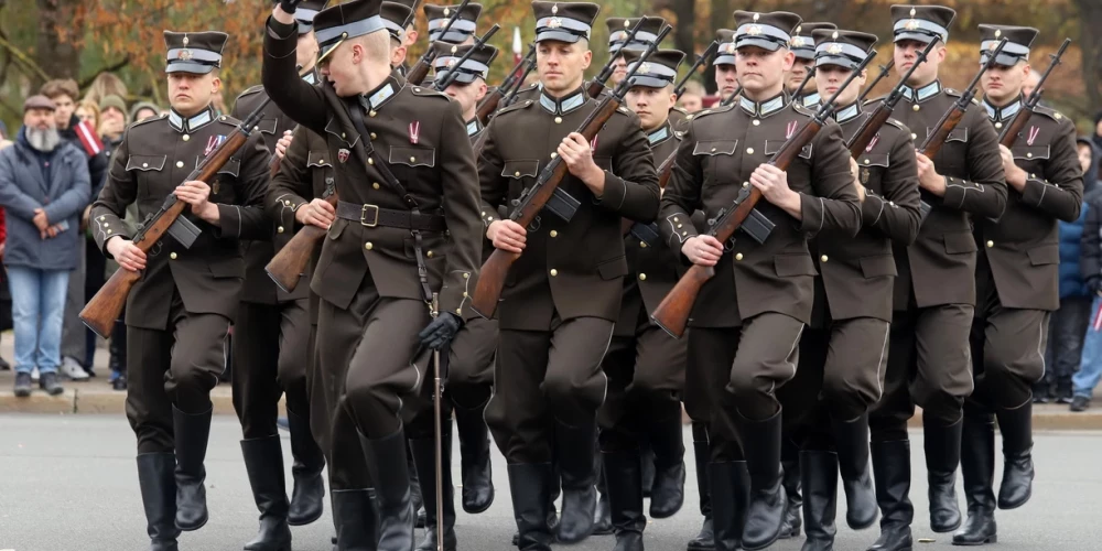 Rīgā Lāčplēša dienā godināti Latvijas brīvības cīnītāji.