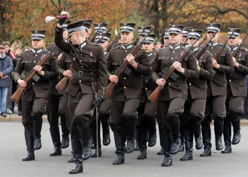 Rīgā Lāčplēša dienā godināti Latvijas brīvības cīnītāji.