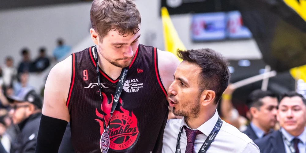 Krišs Helmanis (no kreisās) ar izcinīto sudrabu Meksikas līgā. 