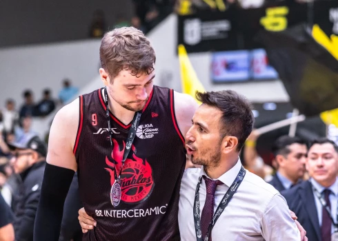 Krišs Helmanis (no kreisās) ar izcinīto sudrabu Meksikas līgā. 