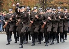 ФОТО: у Памятника Свободы торжественно отметили 33-ю годовщину восстановления почетного караула