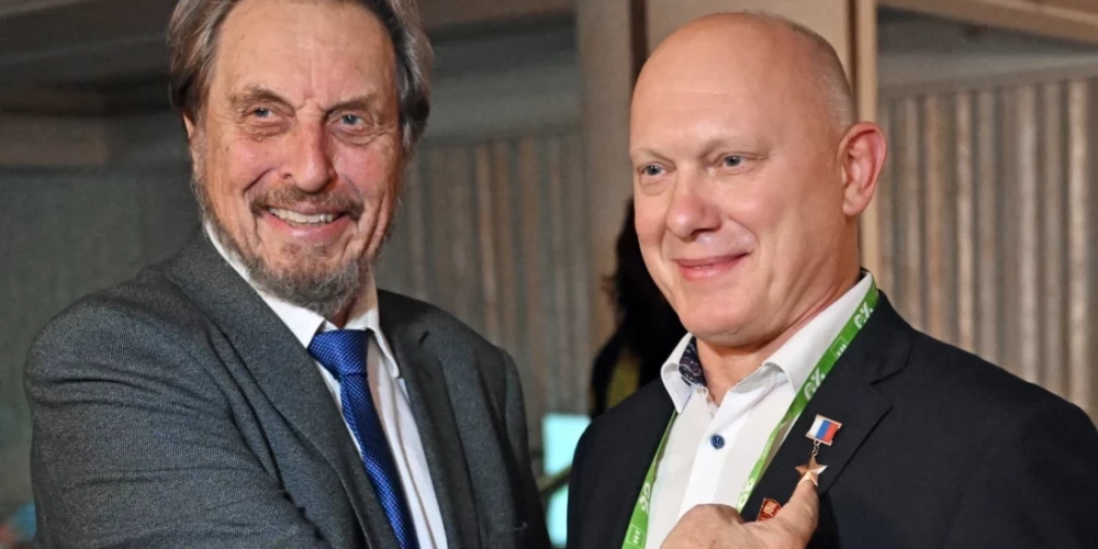 Эррол Маск (слева) на юбилейном мероприятии российского пропагандистского СМИ Russia Today.