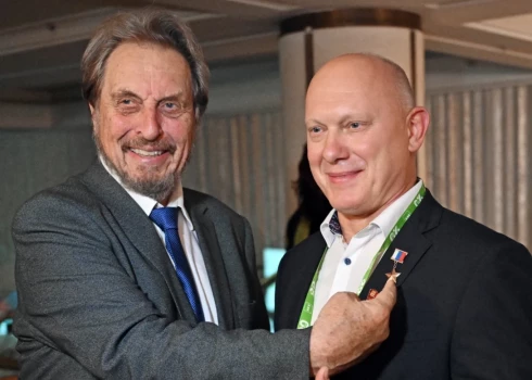 Эррол Маск (слева) на юбилейном мероприятии российского пропагандистского СМИ Russia Today.